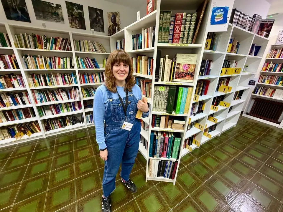 La librer&iacute;a solidaria Aida est&aacute; ubicada en la avenida Padre Isla. Funciona gracias a la labor de voluntarios como Alba, en la imagen. | SM 