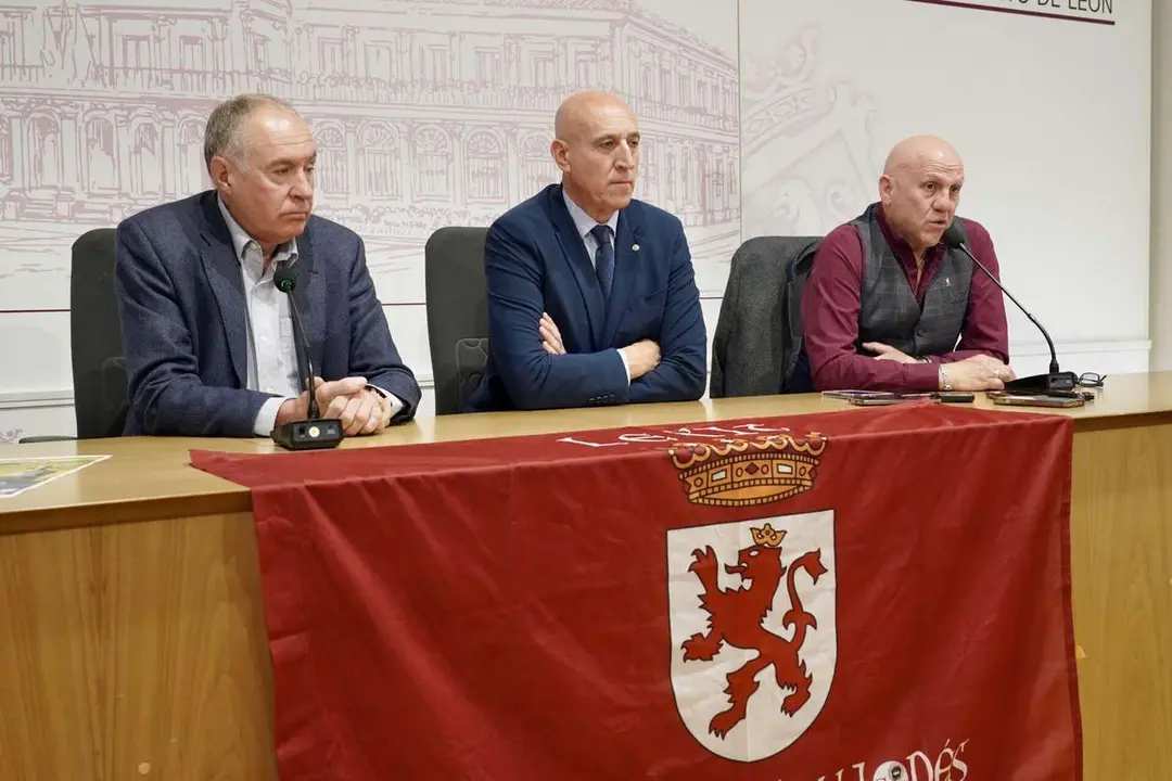 El alcalde de Le&oacute;n, Jos&eacute; Antonio Diez, presenta el V Camino a la Libertad junto al portavoz del Grupo Municipal de Uni&oacute;n del Pueblo Leon&eacute;s, Eduardo L&oacute;pez Sendino, y Carlos Gonz&aacute;lez, de Conceyu Pa&iacute;s Llion&eacute;s. Campillo