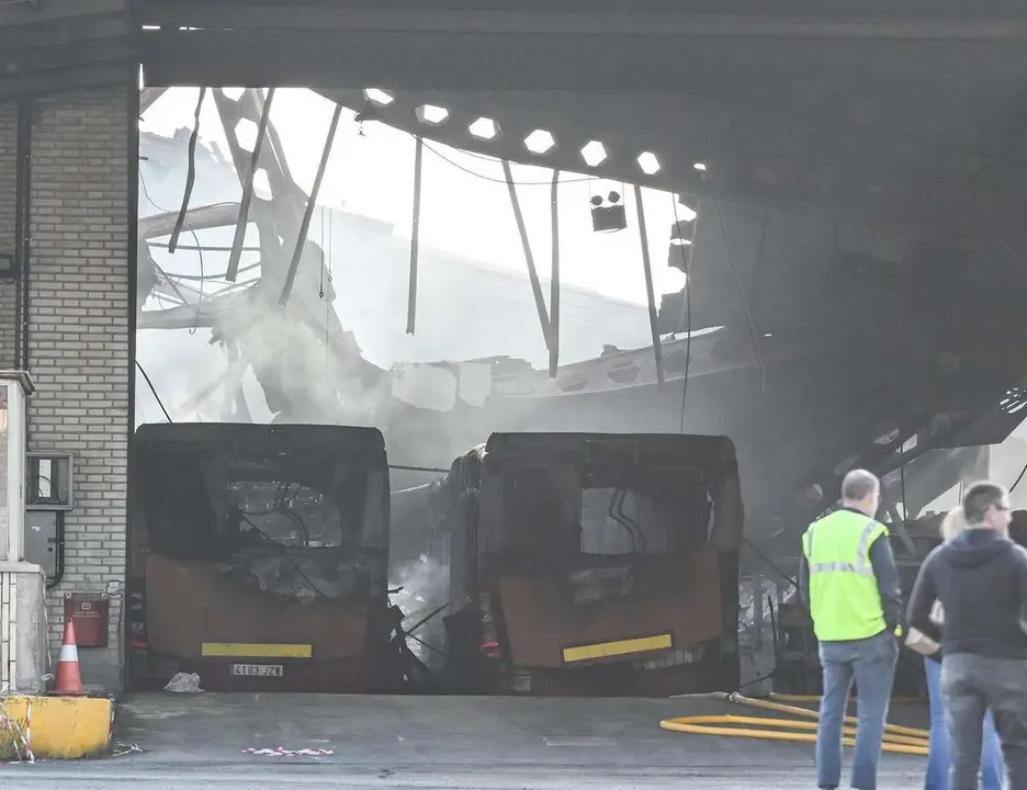 Un incendio ha causado importantes da&ntilde;os en las cocheras municipales de Burgos, con varios veh&iacute;culos calcinados. Ricardo Ord&oacute;&ntilde;ez