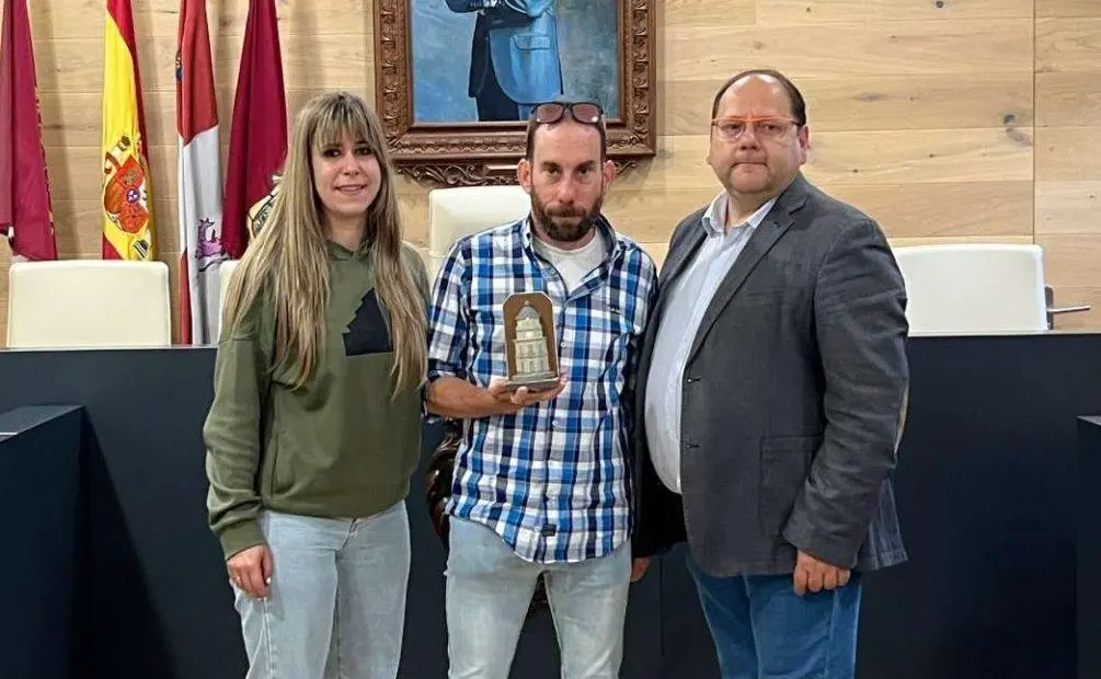 El exmilitar leon&eacute;s Marcos Bas, en el centro. El Ayuntamiento de La Ba&ntilde;eza ha reconocido sus m&eacute;ritos de superaci&oacute;n. 