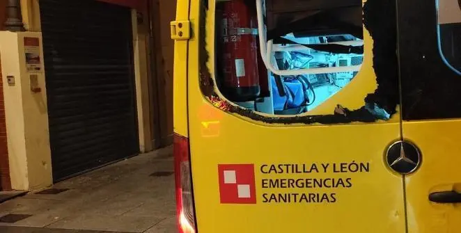 Ambulancia da&ntilde;ada tras una agresi&oacute;n en Salamanca. | SP-TES