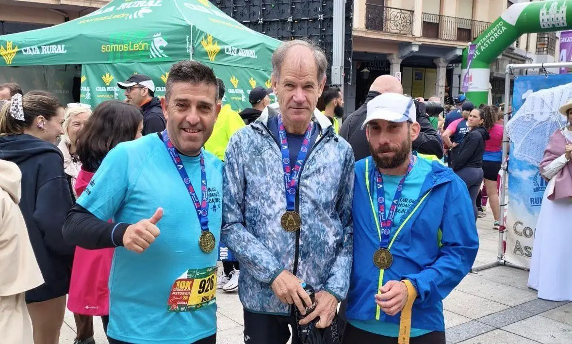 El atleta Abel Ant&oacute;n, entre Marcos Bas (derecha) y el gu&iacute;a y amigo de &eacute;ste, David, este fin de semana en Astorga.
