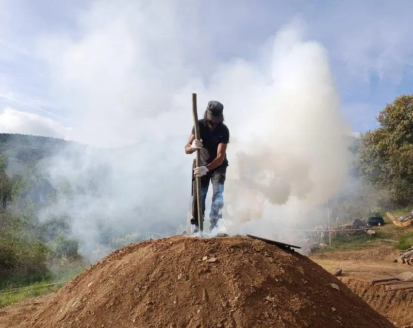 Estudiantes de Forestales del Campus de Ponferrada conocen en Villar de los Barrios una carbonera tradicional como ejemplo de gesti&oacute;n y bioeconom&iacute;a rural