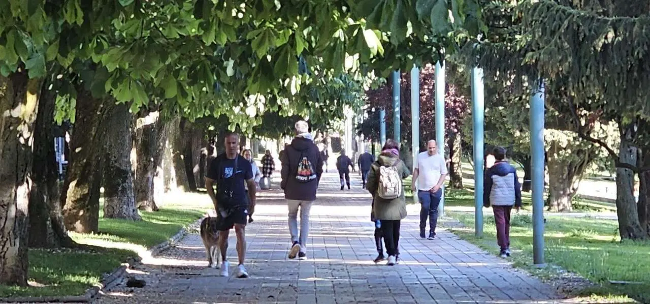 Paseo de la condesa con gente - Le&oacute;n 24 Horas