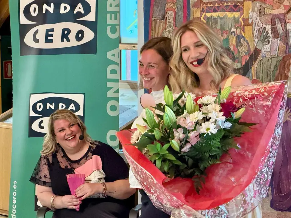 La periodista leonesa Beatriz Arias recibi&oacute; un ramo de flores en la presentaci&oacute;n en Botines de su primera novela, 'Soy la nueva'. | SM