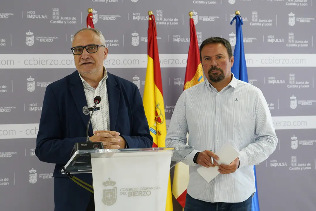 El presidente del Consejo Comarcal del Bierzo, Olegario Ram&oacute;n (i), y el consejero de Transporte y Telecomunicaciones, Luis Perales. | ICAL