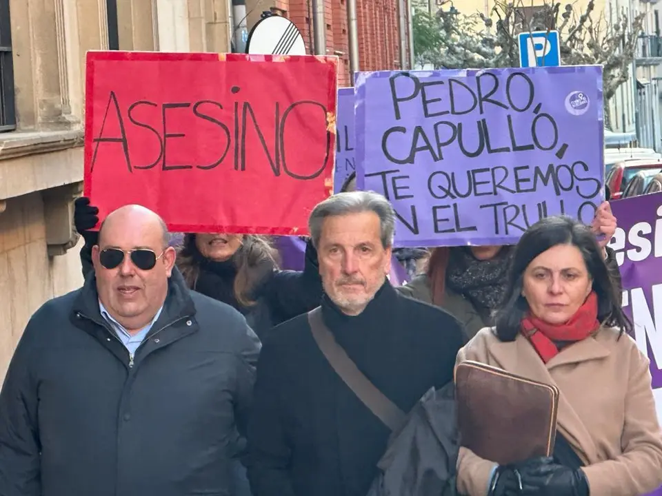 En el centro, el expol&iacute;tico berciano Pedro Mu&ntilde;oz, que hoy cumple en Asturias una condena de 16 a&ntilde;os y 11 meses por lesiones agravadas y maltratos a su mujer. | SM