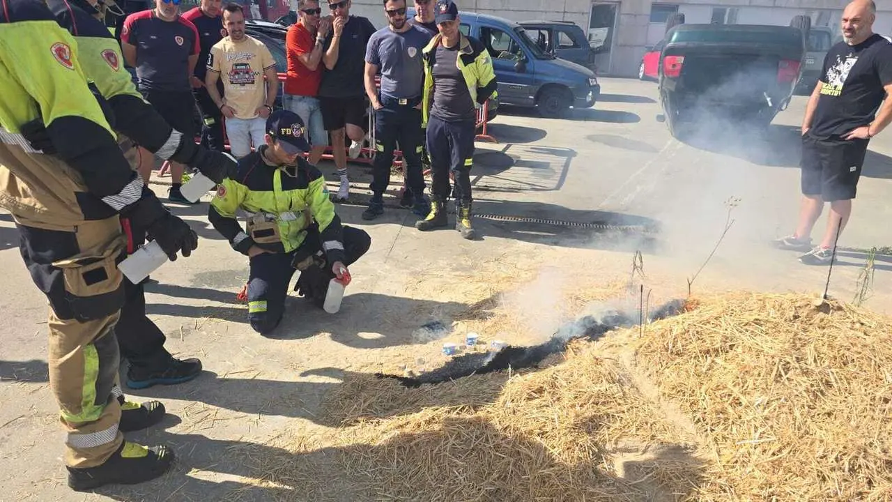Los bomberos de Ponferrada participan en unas jornadas para mejorar su formaci&oacute;n en extinci&oacute;n de incendios forestales. Ical