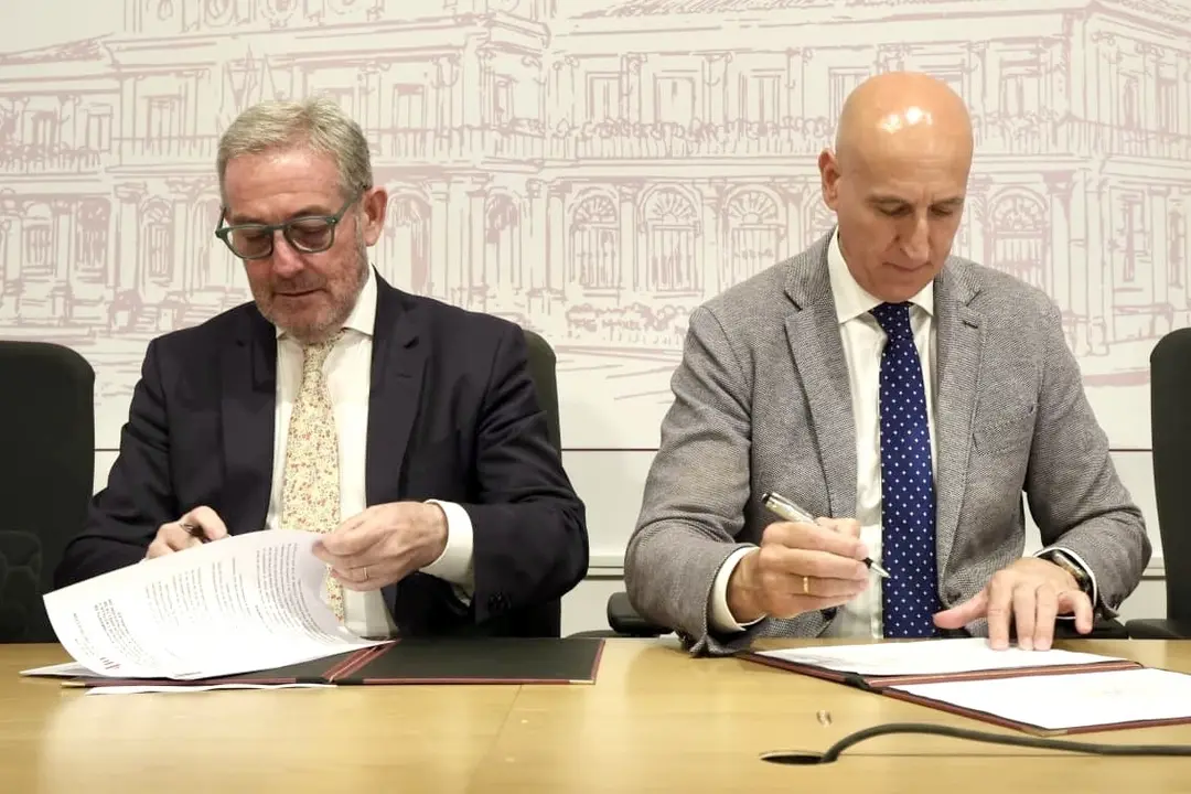 El alcalde de Le&oacute;n, Jos&eacute; Antonio Diez, y el presidente de la Fundaci&oacute;n Laboral de la Construcci&oacute;n en Castilla y Le&oacute;n, Javier Vega, firman el contrato de cesi&oacute;n de la parcela para la construcci&oacute;n del futuro Centro de Formaci&oacute;n y Prevenci&oacute;n de Riesgos Laborales. Campillo