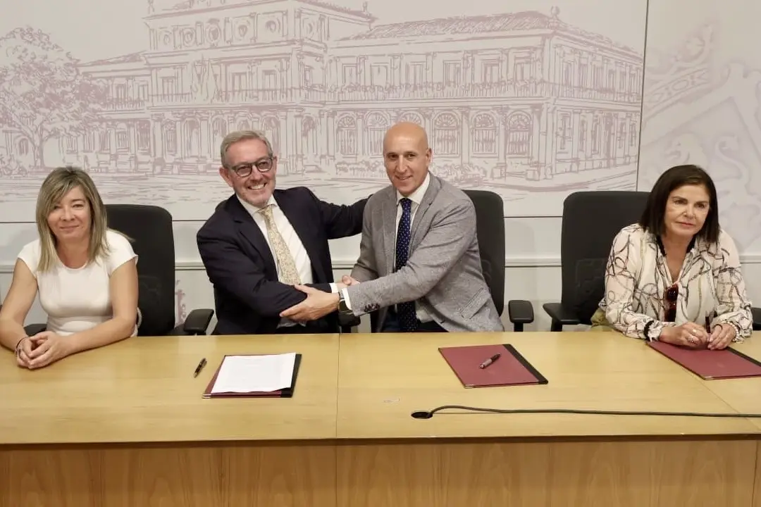 El alcalde de Le&oacute;n, Jos&eacute; Antonio Diez, y el presidente de la Fundaci&oacute;n Laboral de la Construcci&oacute;n en Castilla y Le&oacute;n, Javier Vega, firman el contrato de cesi&oacute;n de la parcela para la construcci&oacute;n del futuro Centro de Formaci&oacute;n y Prevenci&oacute;n de Riesgos Laborales. CAMPILLO. ICAL