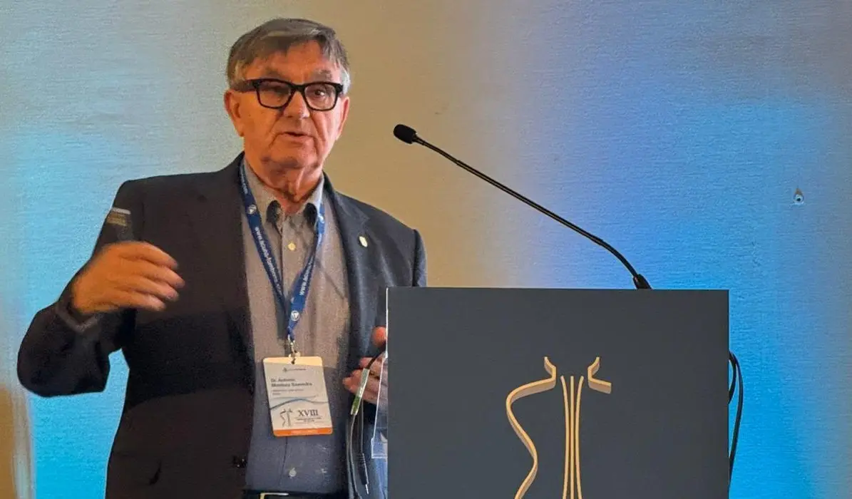 El doctor Antonio Mostaza, durante su intervenci&oacute;n en las XVIII Jornadas Hispano-Lusas de Columna.