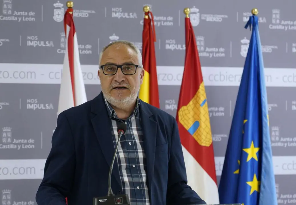 El presidente del Consejo Comarcal del Bierzo, Olegario Ram&oacute;n, oldurante su rueda de prensa de esta ma&ntilde;ana sobre el Grado en Medicina de la Universidad de Le&oacute;n. C&eacute;sar S&aacute;nchez. Ical