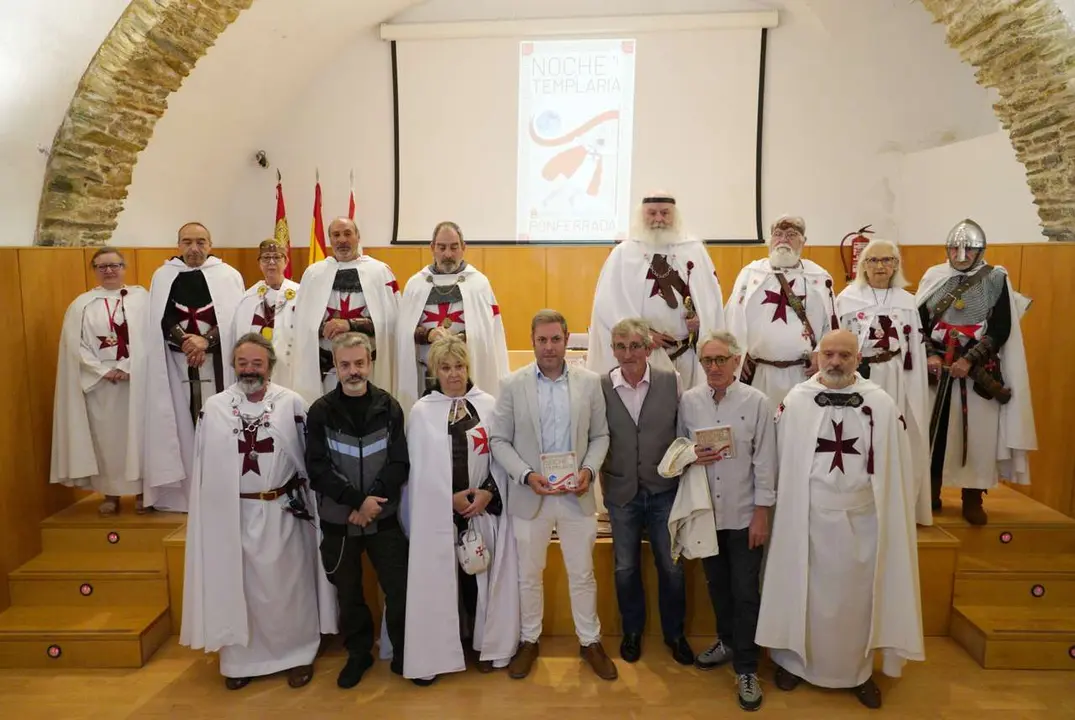 El concejal de Turismo de Ponferrada, Iv&aacute;n Alonso (C), durante la presentaci&oacute;n del programa de la Noche Templaria 2026. C&eacute;sar S&aacute;nchez. Ical