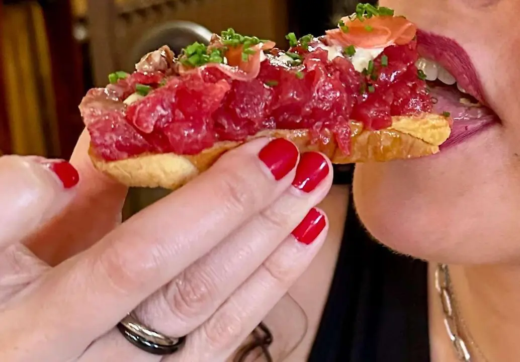La tosta de at&uacute;n rojo y wagju con mayonesa de encurtidos, uno de los platos de las Jornadas de at&uacute;n rojo de La &Uacute;nica. 