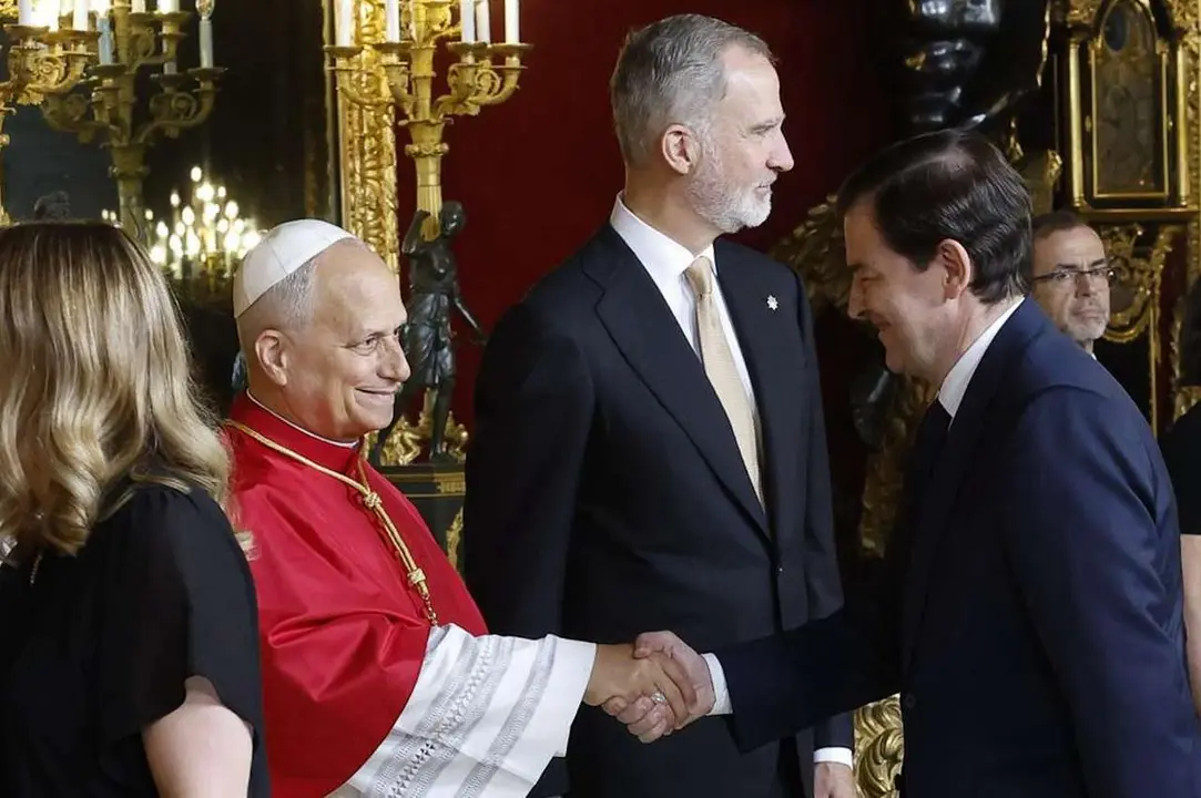 El presidente de la Junta de Castilla y Le&oacute;n, Alfonso Fern&aacute;ndez Ma&ntilde;ueco, asiste en el Palacio Real de Madrid a la ceremonia oficial de bienvenida a Su Santidad el Papa Le&oacute;n XIV, celebrado bajo la presidencia de Sus Majestades los Reyes
