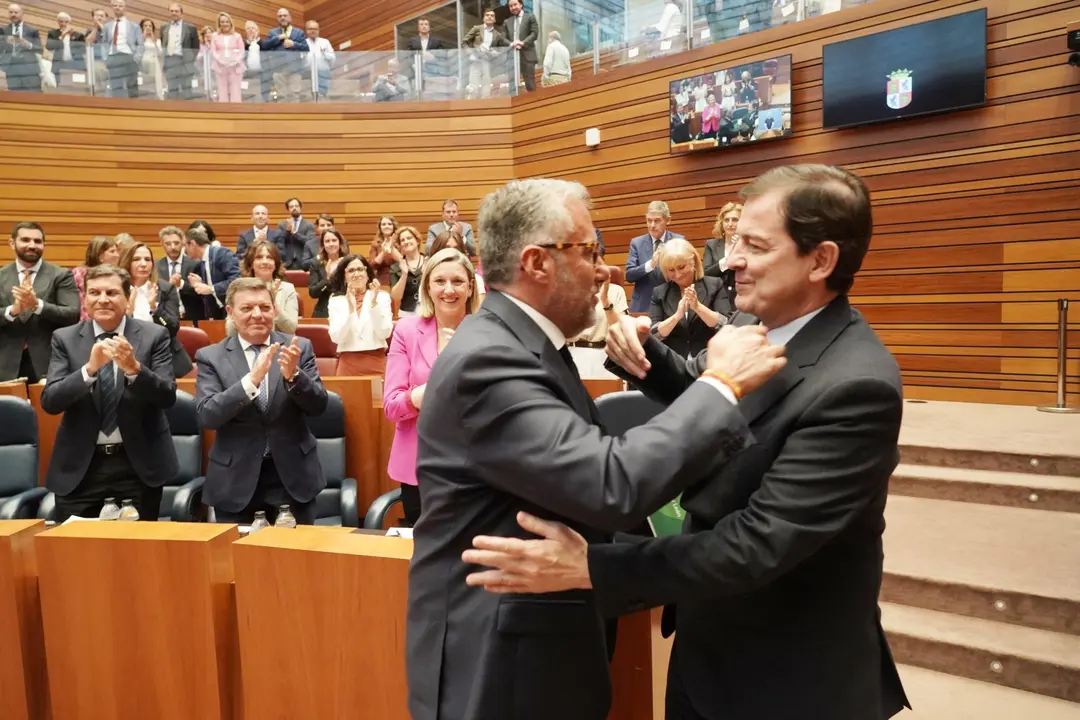 Alfonso Fern&aacute;ndez Ma&ntilde;ueco (PP) y Carlos Poll&aacute;n (Vox). | ICAL