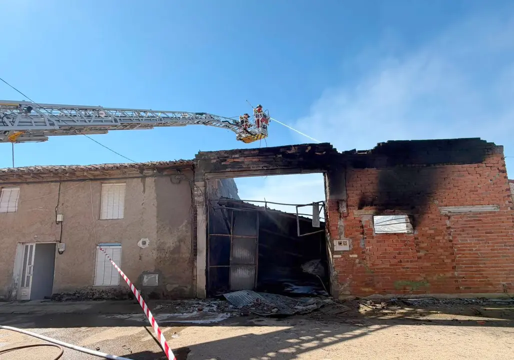 Incendio en una nave agr&iacute;cola en Zotes del P&aacute;ramo (Le&oacute;n)
