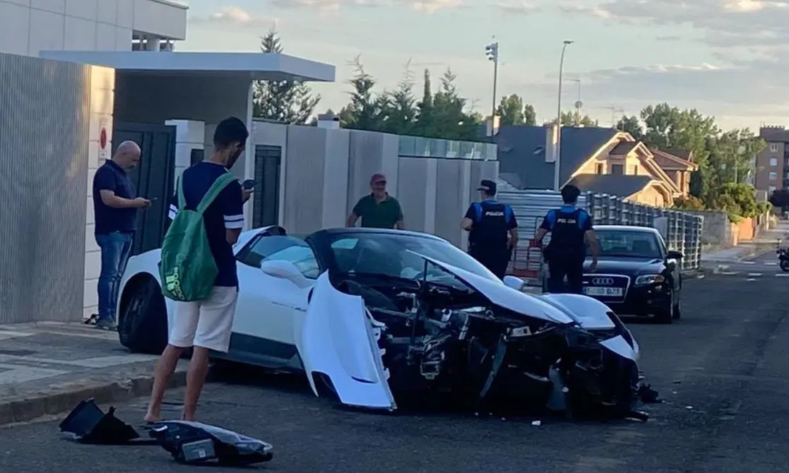 Milagroso accidente en Eras de Renueva: un Maserati se empotra contra un chalet
