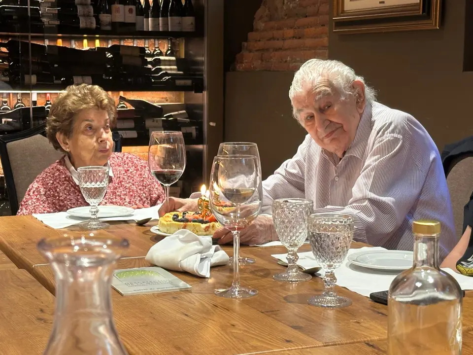 Gamoneda y su mujer, Angelines, durante la celebraci&oacute;n entre amigos de los 95 cumplea&ntilde;os del poeta. | PT