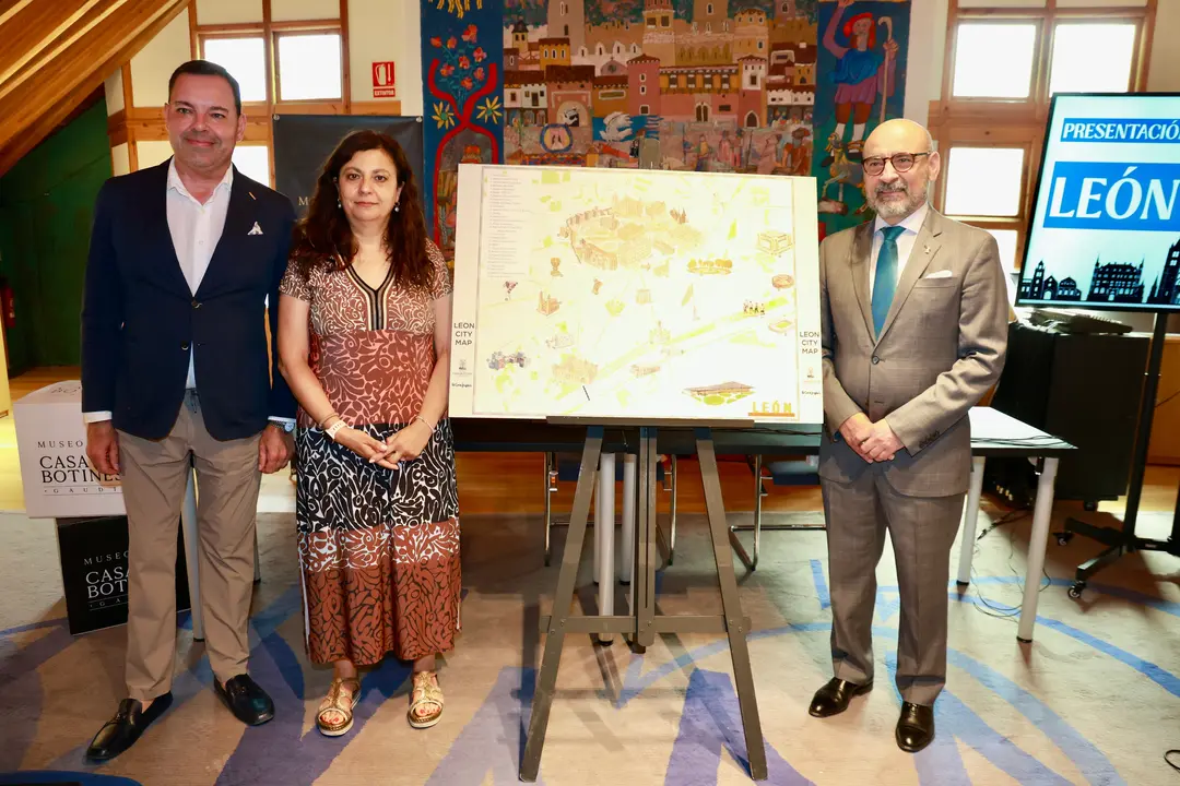 El director general de la Fundaci&oacute;n Obra Social de Castilla y Le&oacute;n, Jos&eacute; Mar&iacute;a Viejo, el director de Comunicaci&oacute;n y Relaciones Institucionales de El Corte Ingl&eacute;s Le&oacute;n, Juan Carlos V&aacute;zquez, y la concejala de Educaci&oacute;n, Turismo e Igualdad del Ayuntamiento de Le&oacute;n , Mercedes Escudero, presentan el plano urbano &lsquo;Le&oacute;n city map&rsquo;