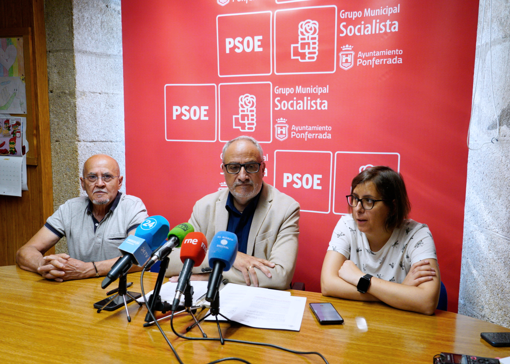 El portavoz del PSOE de Ponferrada, Olegario Ram&oacute;n, durante su comparecencia para hablar del convenio firmado entre el Ayuntamiento y el Administrador de Infraestructuras Ferroviarias