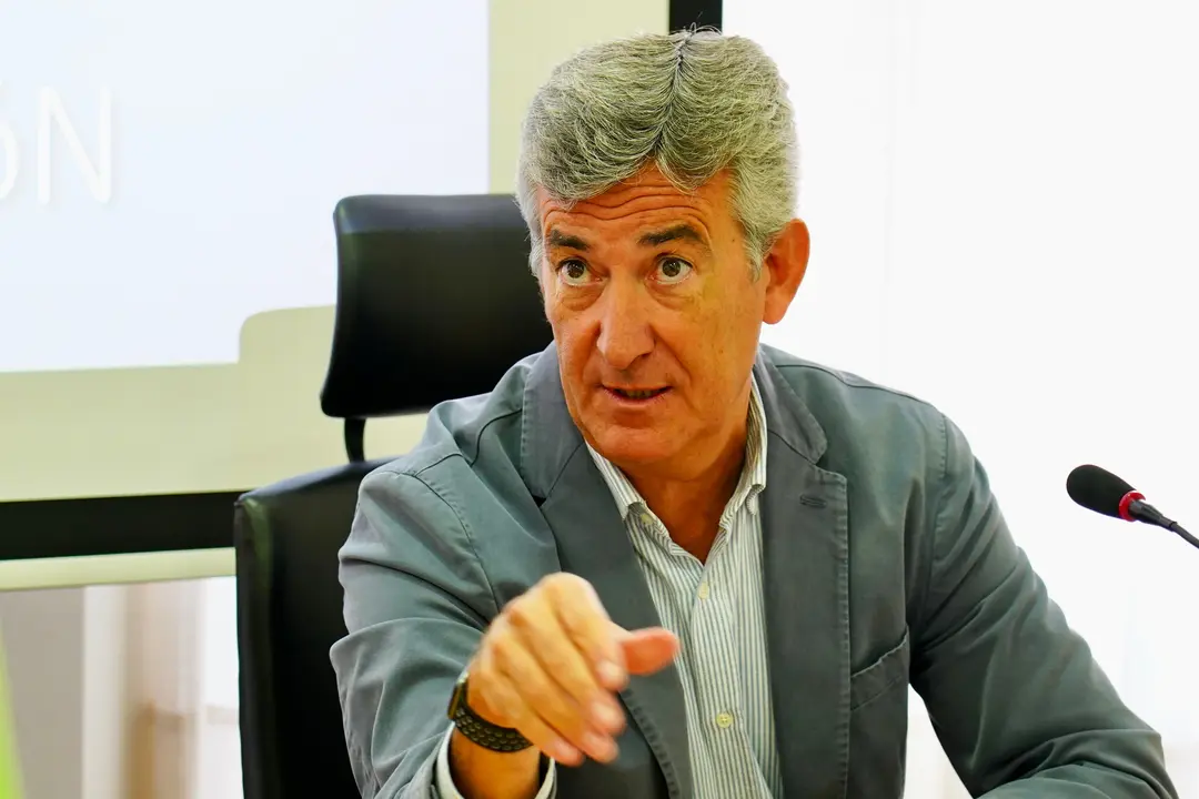 Presentaci&oacute;n del informe sobre la imagen del comercio local de Le&oacute;n. En la imagen, el vicesecretario general de la C&aacute;mara de Comercio, Javier Sanz
