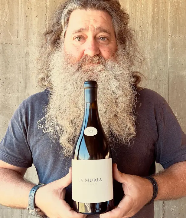P&eacute;rexz, con su vino 'La Muria, con el que cumpli&oacute; su sue&ntilde;o de obtener los 100 puntos Parker. | MEDIASET