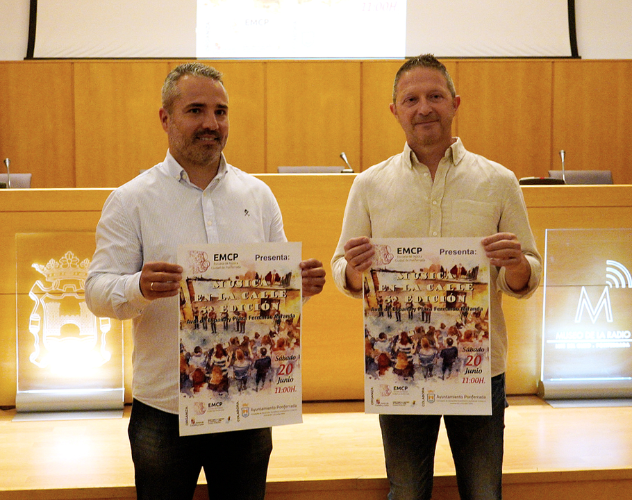 El concejal de Comercio del Ayuntamiento de Ponferrada, David Pacios, durante la presentaci&oacute;n de la V edici&oacute;n del programa 'M&uacute;sica en la calle'. C&eacute;sar S&aacute;nchez