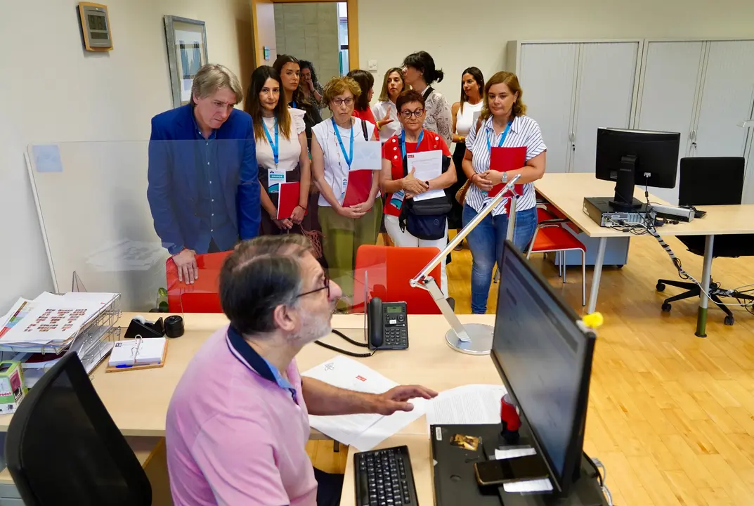 El portavoz del Grupo Parlamentario Socialista, Carlos Mart&iacute;nez, comparece ante la prensa, acompa&ntilde;ado de diversos colectivos feministas, para explicar la Proposici&oacute;n de Ley de Violencia de G&eacute;nero