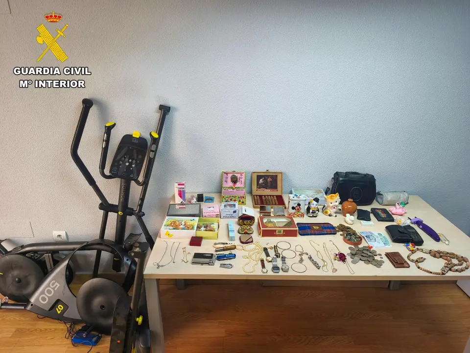 Material incautado por la Guardia Civil a una joven detenida por dos robos con fuerza en sendas viviendas y un estanco en la provincia de Le&oacute;n