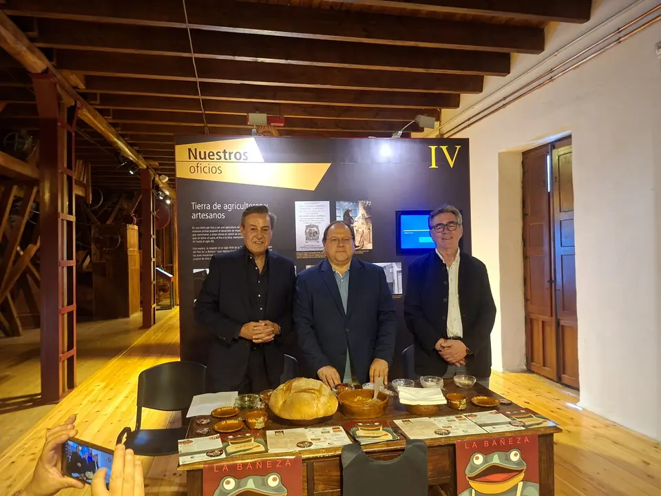 Presentaci&oacute;n de las jornadas gastron&oacute;micas de ancas de rana en La Ba&ntilde;eza, con el periodista Pepe Ribagorda (i).