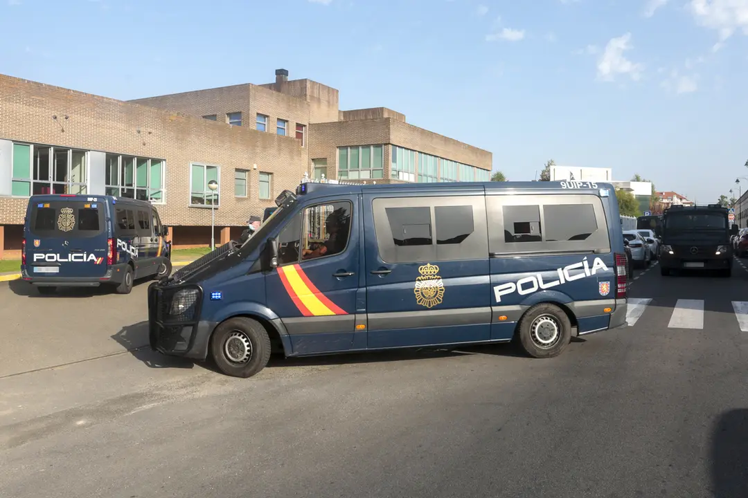 Veh&iacute;culos de la Unidad de Intervenci&oacute;n Policial (UIP) de la Polic&iacute;a Nacional durante una intervenci&oacute;n en Le&oacute;n. | ICAL