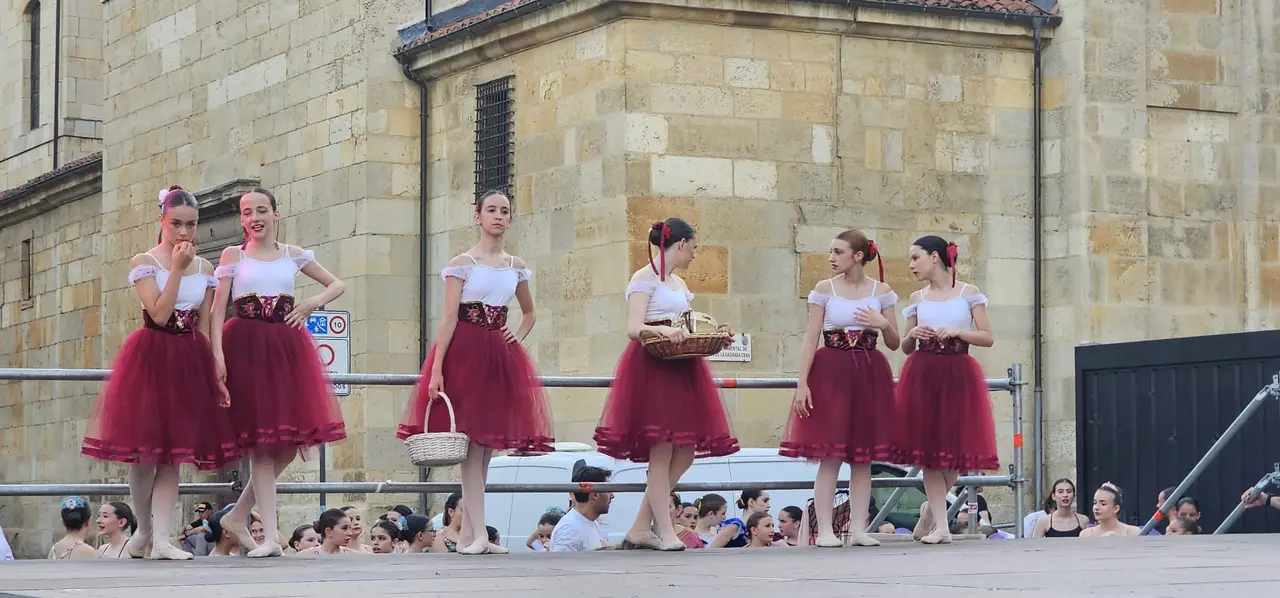 Exhibici&oacute;n de la escuela de baile Coppelia Le&oacute;n. Plaza de San Marcelo - Leon24horas 12
