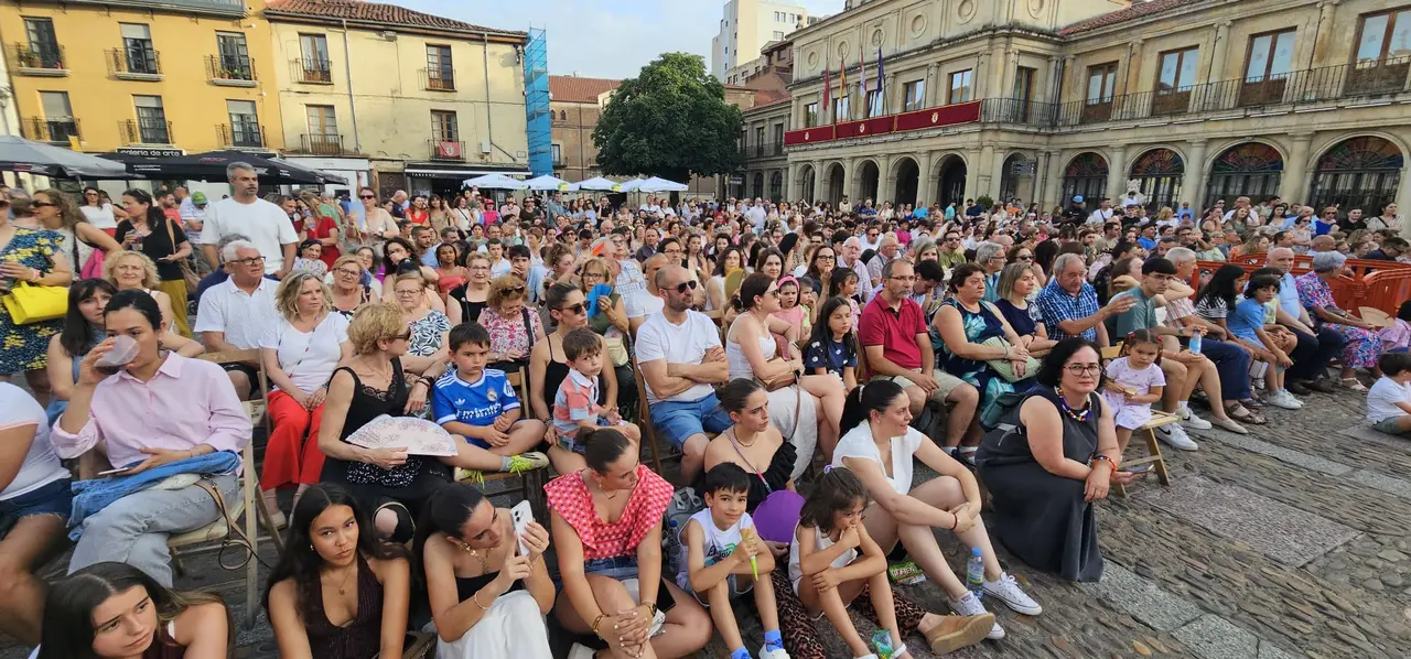 Exhibici&oacute;n de la escuela de baile Coppelia Le&oacute;n. Plaza de San Marcelo - Leon24horas 11
