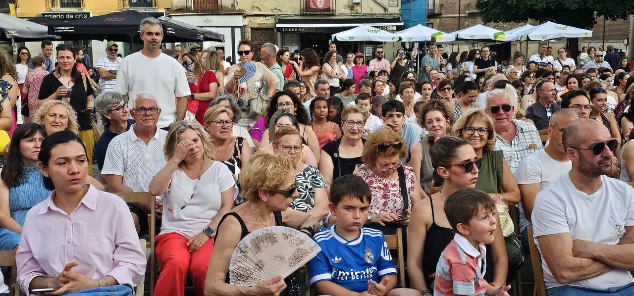 Exhibici&oacute;n de la escuela de baile Coppelia Le&oacute;n. Plaza de San Marcelo - Leon24horas 9
