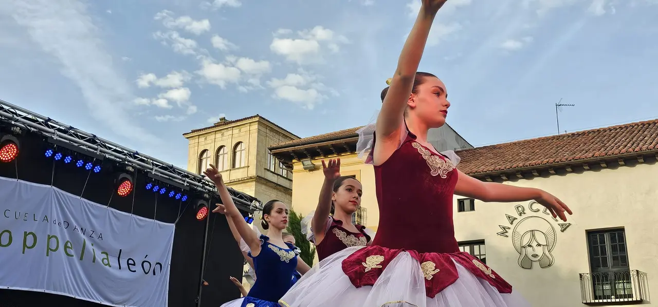 Exhibici&oacute;n de la escuela de baile Coppelia Le&oacute;n. Plaza de San Marcelo - Leon24horas 6