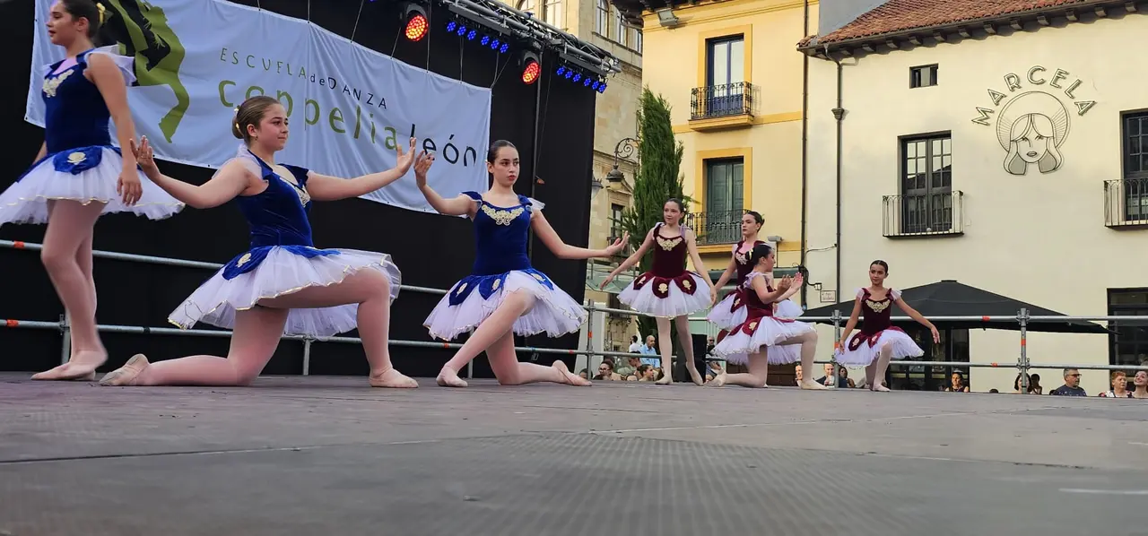 Exhibici&oacute;n de la escuela de baile Coppelia Le&oacute;n. Plaza de San Marcelo - Leon24horas 3