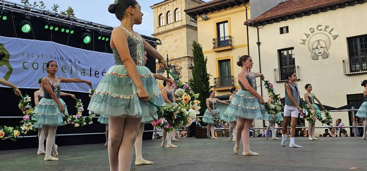 Exhibici&oacute;n de la escuela de baile Coppelia Le&oacute;n. Plaza de San Marcelo - Leon24horas 2