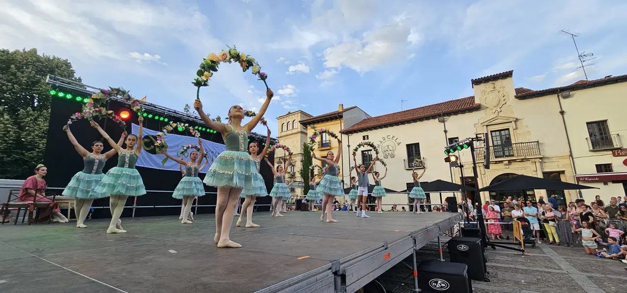 Exhibici&oacute;n de la escuela de baile Coppelia Le&oacute;n. Plaza de San Marcelo - Leon24horas