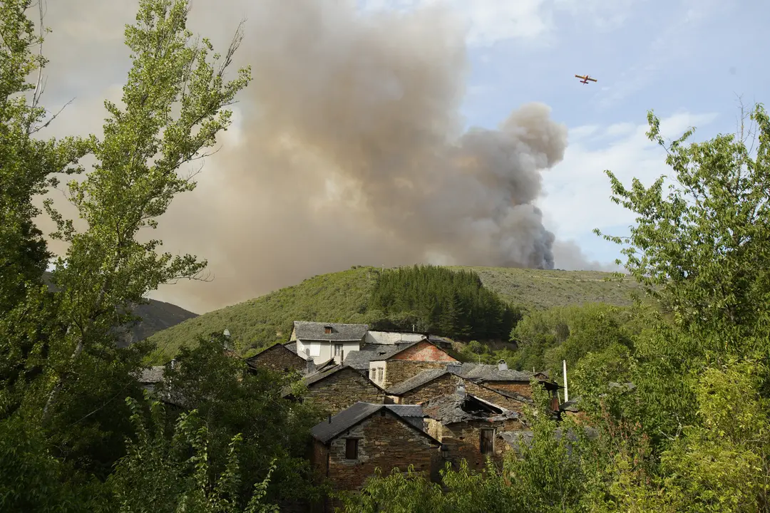 Incendio en la localidad de San Vicente de Arganza (Le&oacute;n). C&eacute;sar S&aacute;nchez. Ical