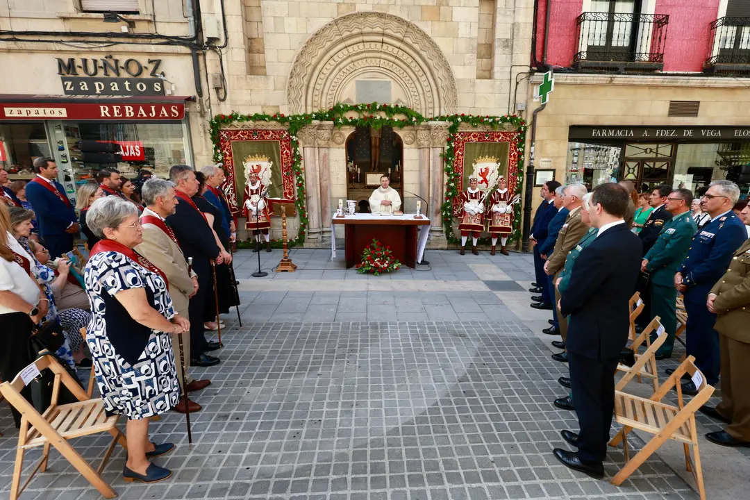 La Corporaci&oacute;n Municipal del Ayuntamiento de Le&oacute;n, encabezada por el alcalde, Jos&eacute; Antonio Diez, asiste a la celebraci&oacute;n de la misa de San Juan, a la que tambi&eacute;n acude el vicepresidente primero de la Junta y consejero de Desregulaci&oacute;n, Familia y Ayudas Sociales, Carlos Poll&aacute;n y el consejero de Industria, Universidades, Empleo y Comercio, Juan Carlos Su&aacute;rez-Qui&ntilde;ones. Campillo. ICAL