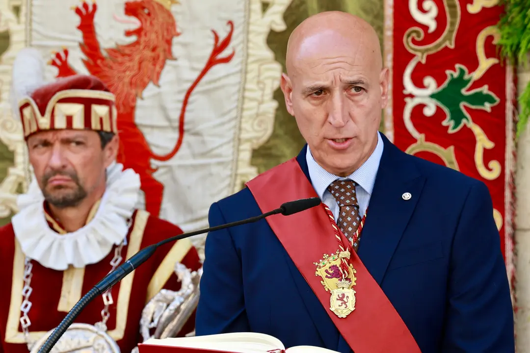 La Corporaci&oacute;n Municipal del Ayuntamiento de Le&oacute;n, encabezada por el alcalde, Jos&eacute; Antonio Diez, asiste a la celebraci&oacute;n de la misa de San Juan, a la que tambi&eacute;n acude el vicepresidente primero de la Junta y consejero de Desregulaci&oacute;n, Familia y Ayudas Sociales, Carlos Poll&aacute;n y el consejero de Industria, Universidades, Empleo y Comercio, Juan Carlos Su&aacute;rez-Qui&ntilde;ones. Campillo. ICAL