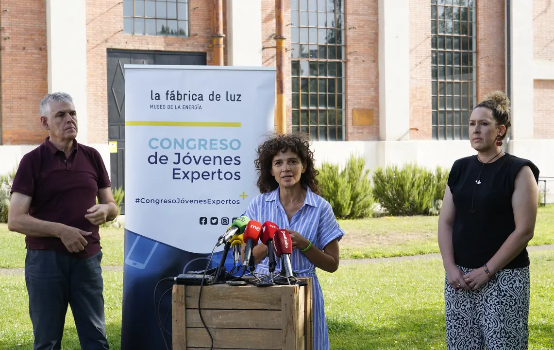 La directora del &Aacute;rea de Museos, Patrimonio y Cultura de Ciuden, Concepci&oacute;n Fern&aacute;ndez (C), junto a la directora del &Aacute;rea de Infraestructuras y Sostenibilidad de la Universidad de Le&oacute;n en Ponferrada, Sandra Buj&aacute;n (D), y el director del Centro Asociado de la Uned en Ponferrada, Jorge Vega, durante la presentaci&oacute;n de la octava edici&oacute;n del Congreso de J&oacute;venes Expertos. C&eacute;sar S&aacute;nchez. ICal