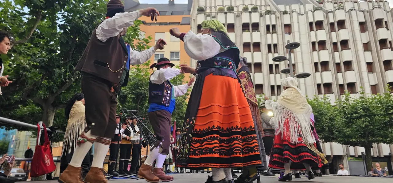 Bailes Regionales Xeitu San Juan en las Cortes Leonesas (8)