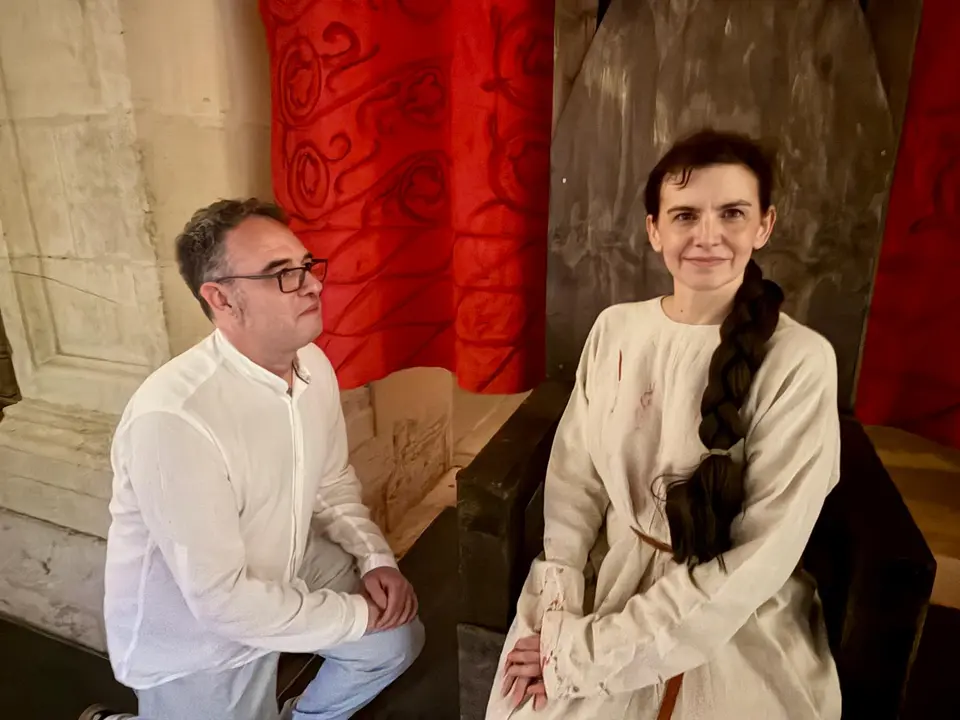 Urraca I, interpretada por la mezzosprano argentina Julieta Navarro, y el compositor de la &oacute;pera que lleva el nombre de la reina leonesa, Igor Escudero, anoche en San Isidoro. | SM