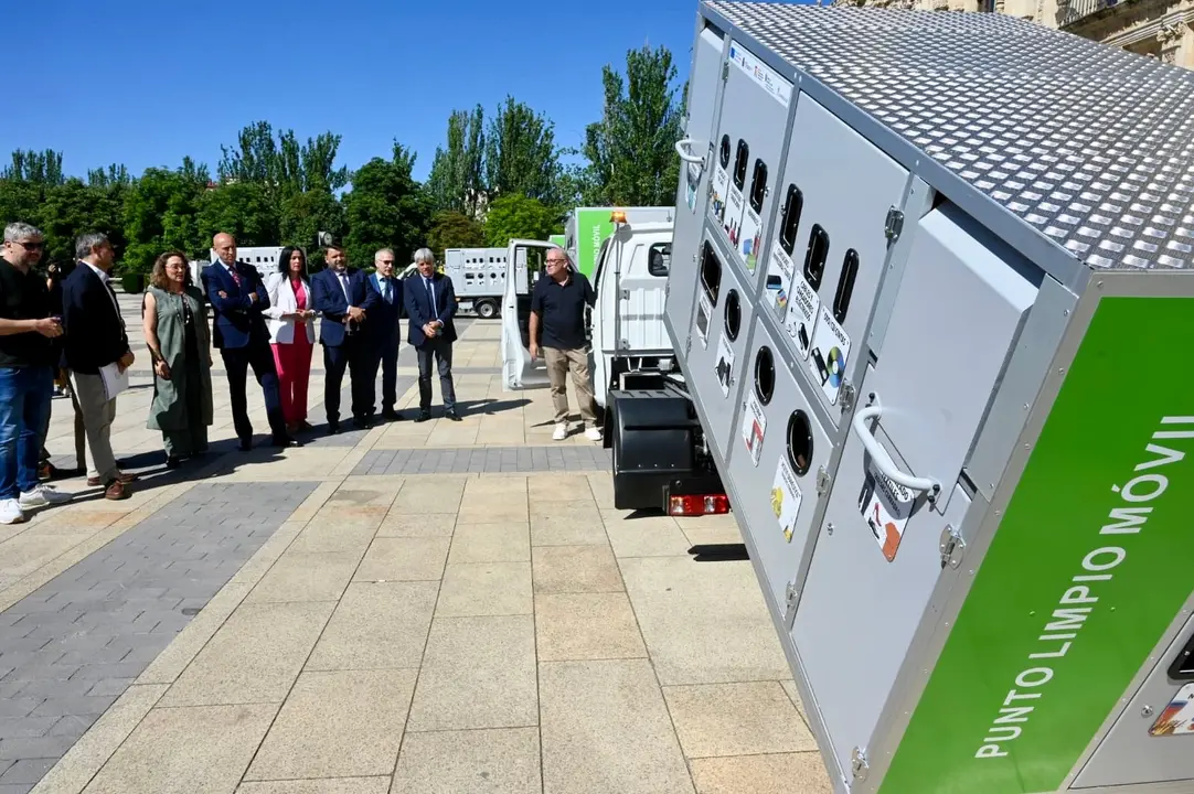 La consejera de Medio Ambiente y Energ&iacute;a, Mar&iacute;a Gonz&aacute;lez Corral, asiste al acto de entrega de puntos limpios m&oacute;viles a los ayuntamientos de Le&oacute;n, San Andr&eacute;s del Rabanedo y Valverde de la Virgen, adem&aacute;s de a la Diputaci&oacute;n de Le&oacute;n. Campillo. Ical