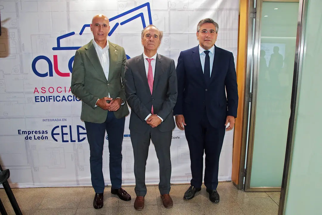 La Asociaci&oacute;n Leonesa de Edificaci&oacute;n y Obra P&uacute;blica (Aleop) celebra su Asamblea General Anual, con la asistencia del presidente de la Confederaci&oacute;n Nacional de la Construcci&oacute;n (CNC), Pedro Fern&aacute;ndez Al&eacute;n, el presidente de la FELE, Juan M&ordf; Vallejo y el alcalde, Jos&eacute; Antonio D&iacute;ez. Peio Garc&iacute;a. Ical