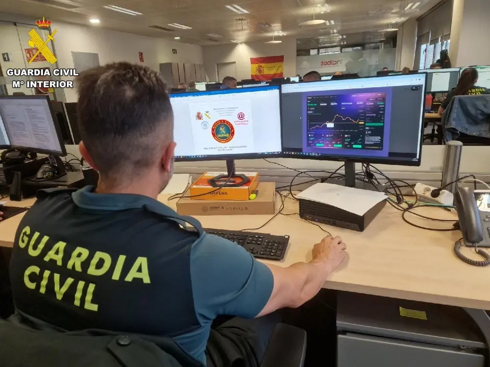 La Guardia Civil, desde la CiberComandancia con sede en el Incibe (Le&oacute;n), mantiene abierta una investigaci&oacute;n por un presunto delito de estafa y blanqueo de capitales. | GC