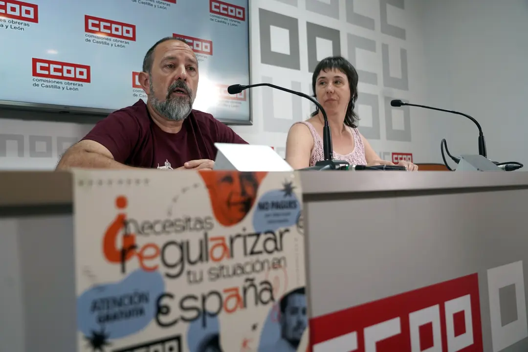 El secretario de Empleo y Migraciones de CCOO Castilla y Le&oacute;n, Javier Moreno, y la coordinadora auton&oacute;mica de los CITE (Centros de Informaci&oacute;n a personas Trabajadoras Extranjeras) del sindicato, Cristina de la Torre, hacen un balance del proceso de regularizaci&oacute;n extraordinaria de personas migrantes en la Comunidad. Rub&eacute;n Cacho. Ical