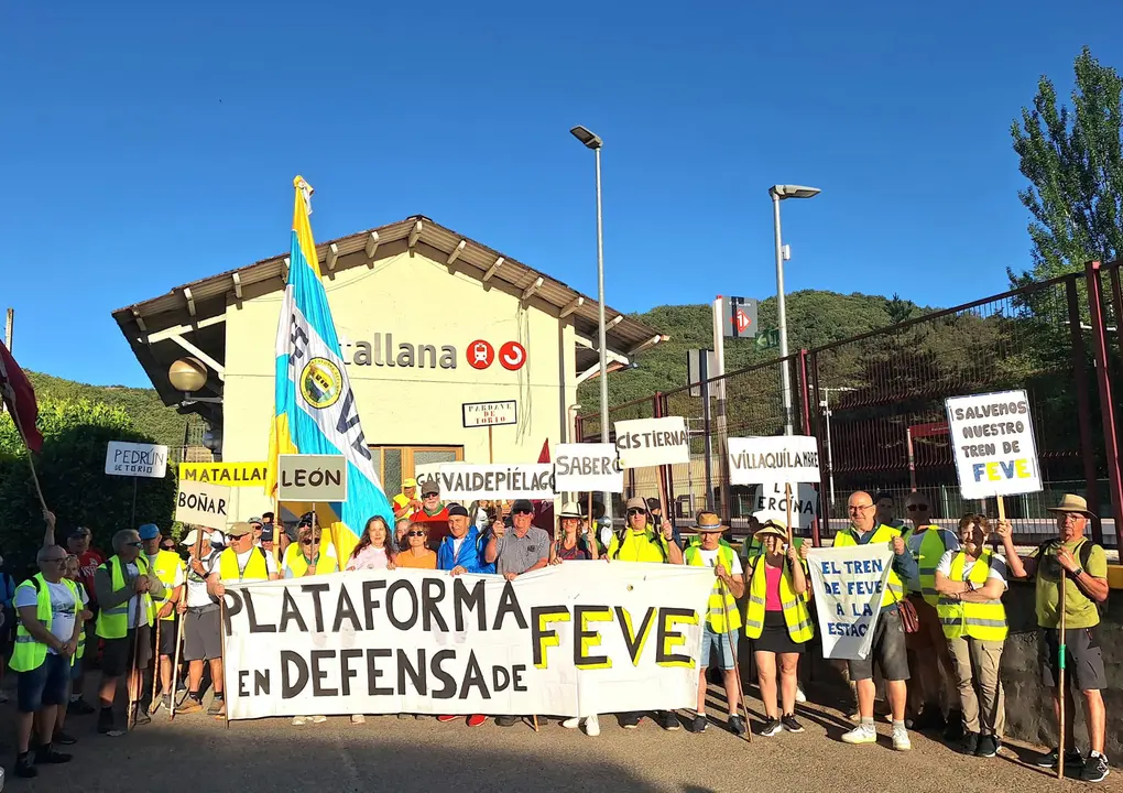 La Plataforma en Defensa del Ferrocarril de V&iacute;a Estrecha de Le&oacute;n se manifiesta en Guardo (Palencia)